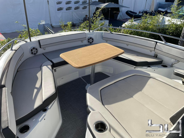Motorboot Jeanneau 10.5 cc