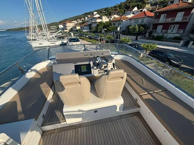 Motorboot Fairline 65 SQUADRON