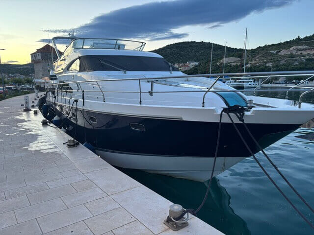 Motorboot Fairline 65 SQUADRON