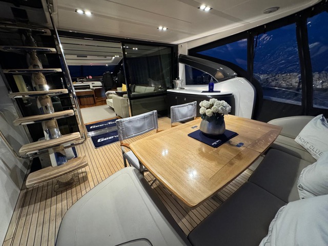 Motorboot Princess S72