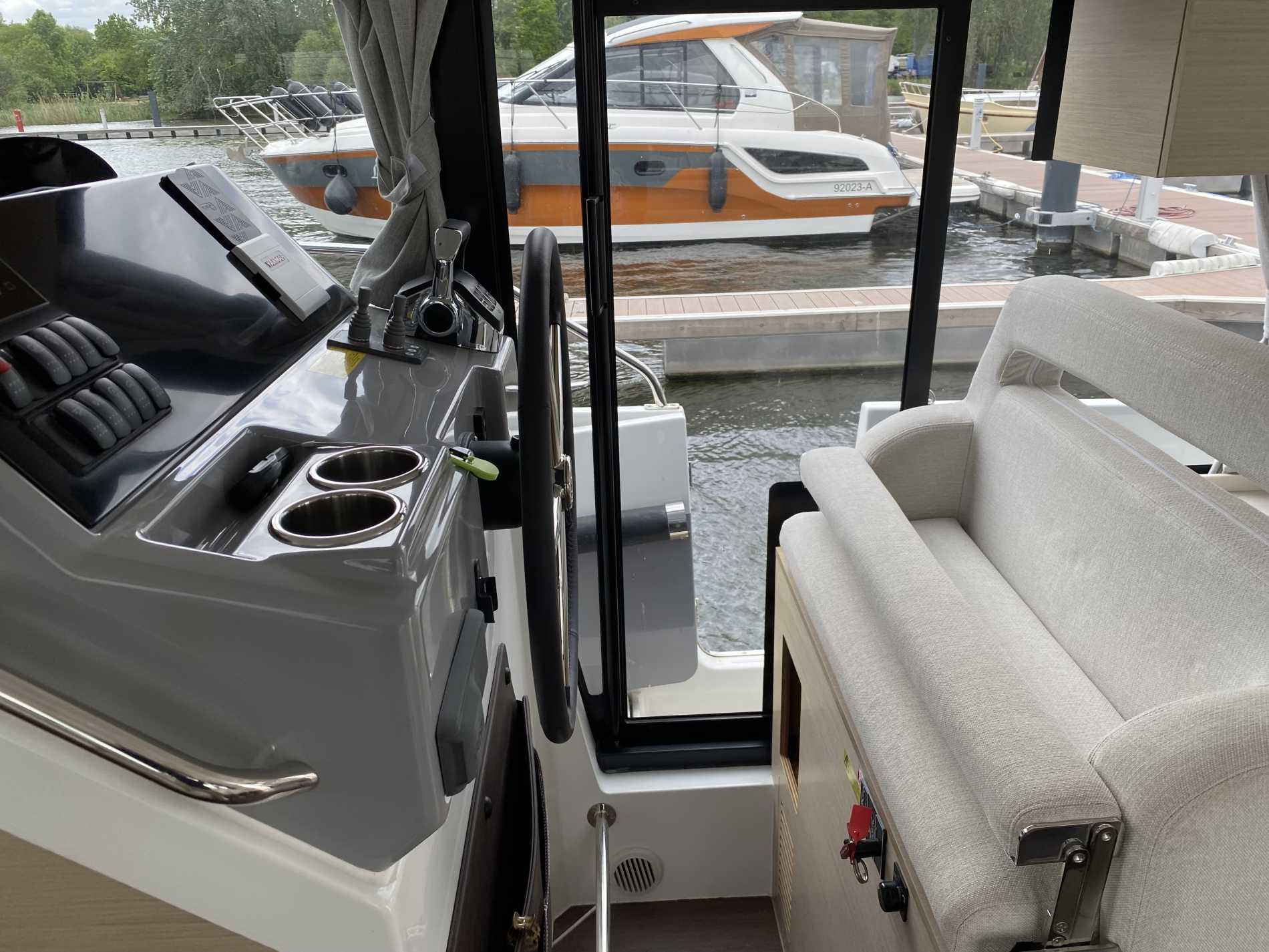 Motorboot Delphia Delphia 11 Flylounge mit Küche auf dem Heck