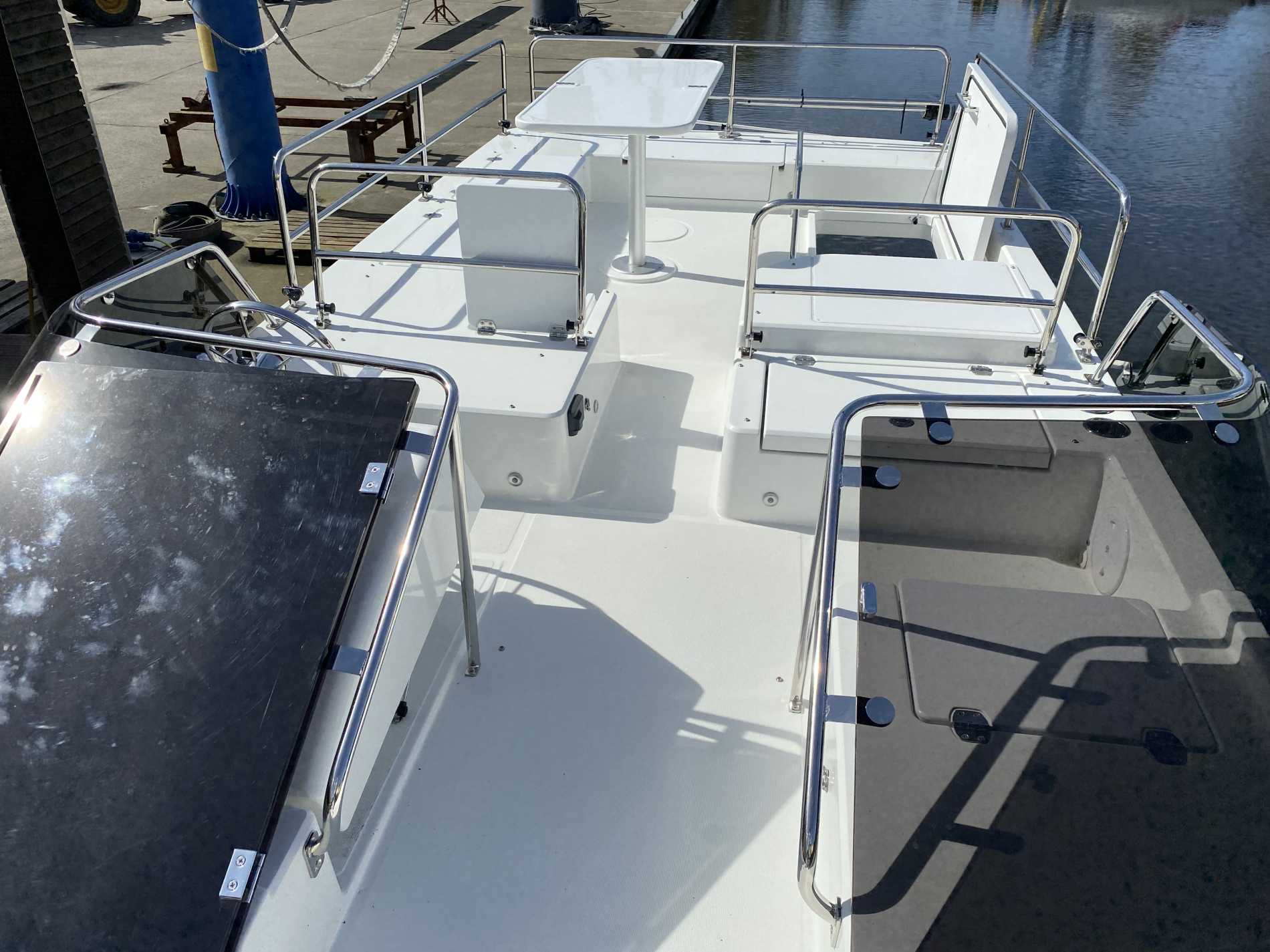 Motorboot Delphia Delphia 11 Flylounge mit Küche auf dem Heck