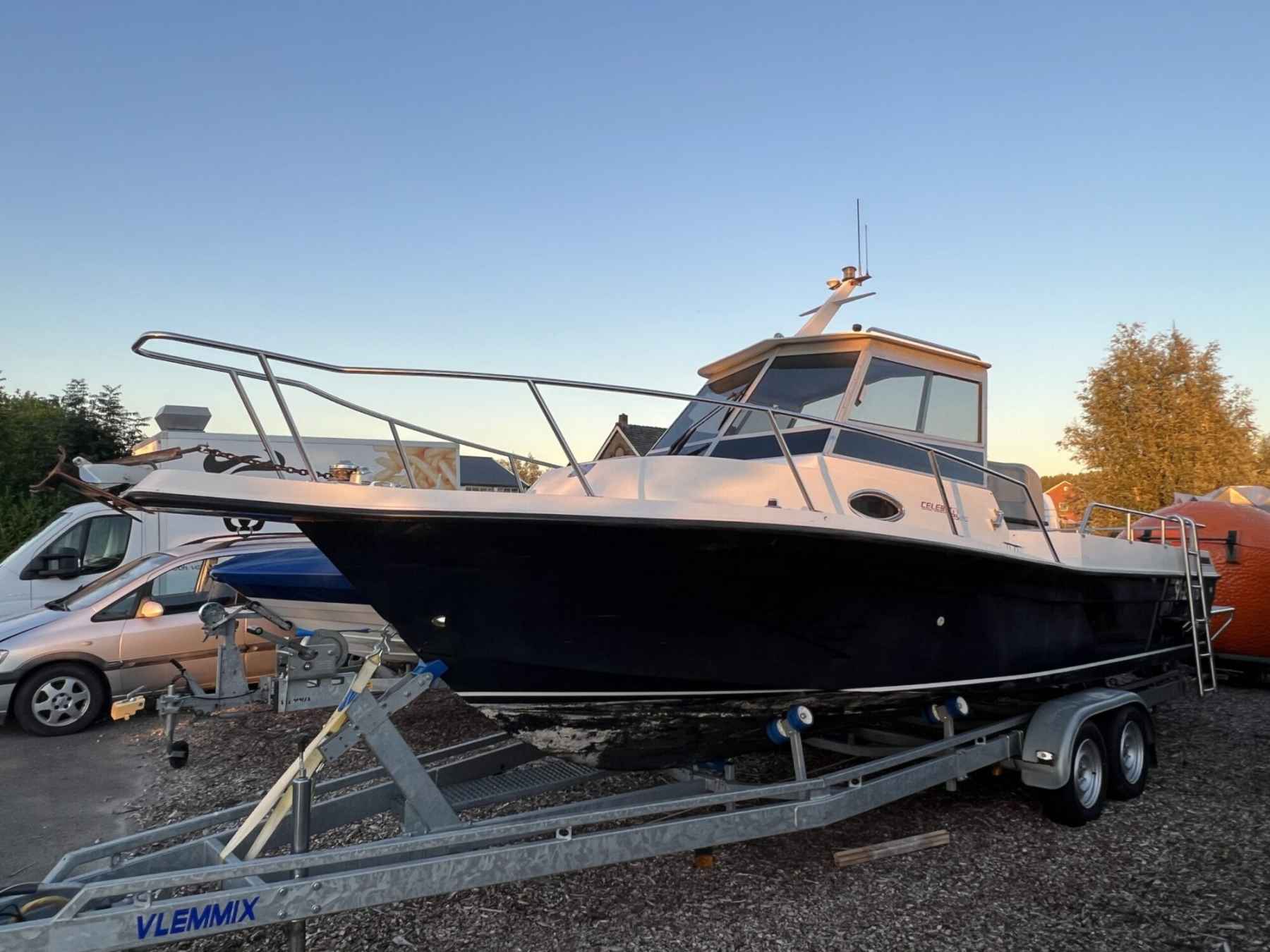 Motorboot Celebrity 2500 Fish Hawk