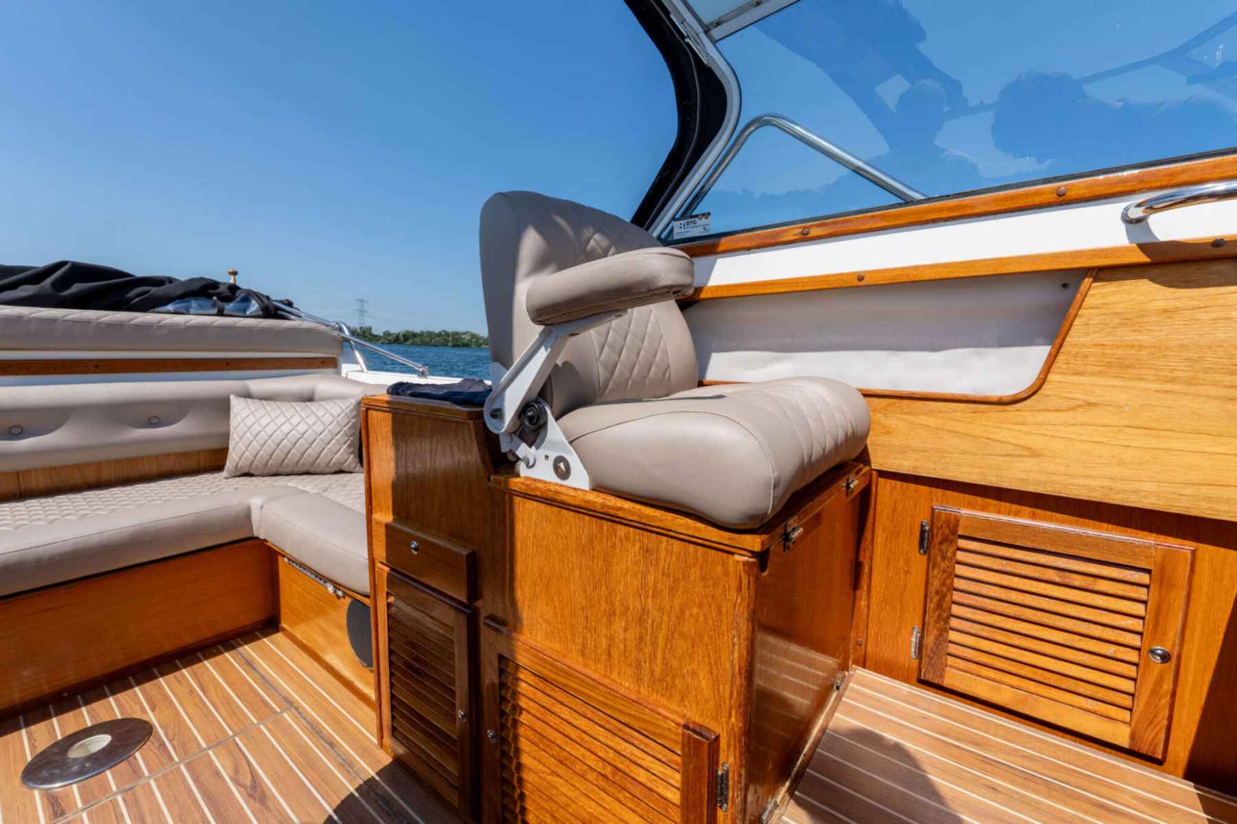 Motorboot Ramin 30 Touring Spiegeldeur