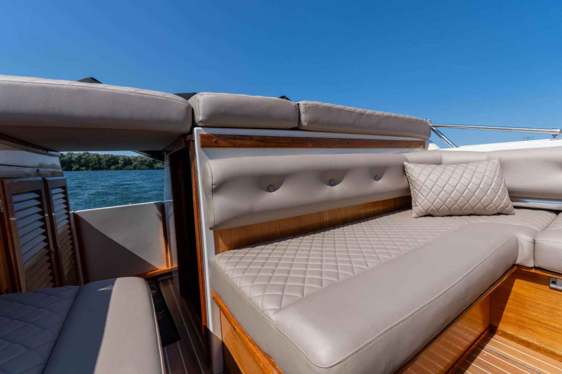 Motorboot Ramin 30 Touring Spiegeldeur