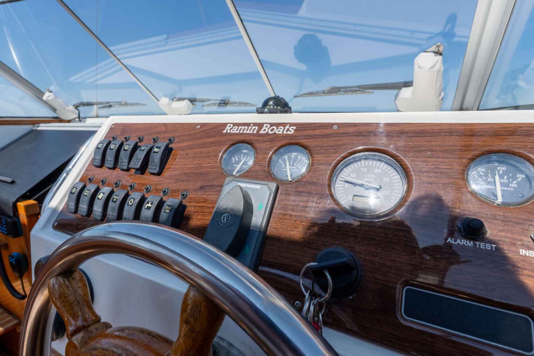 Motorboot Ramin 30 Touring Spiegeldeur