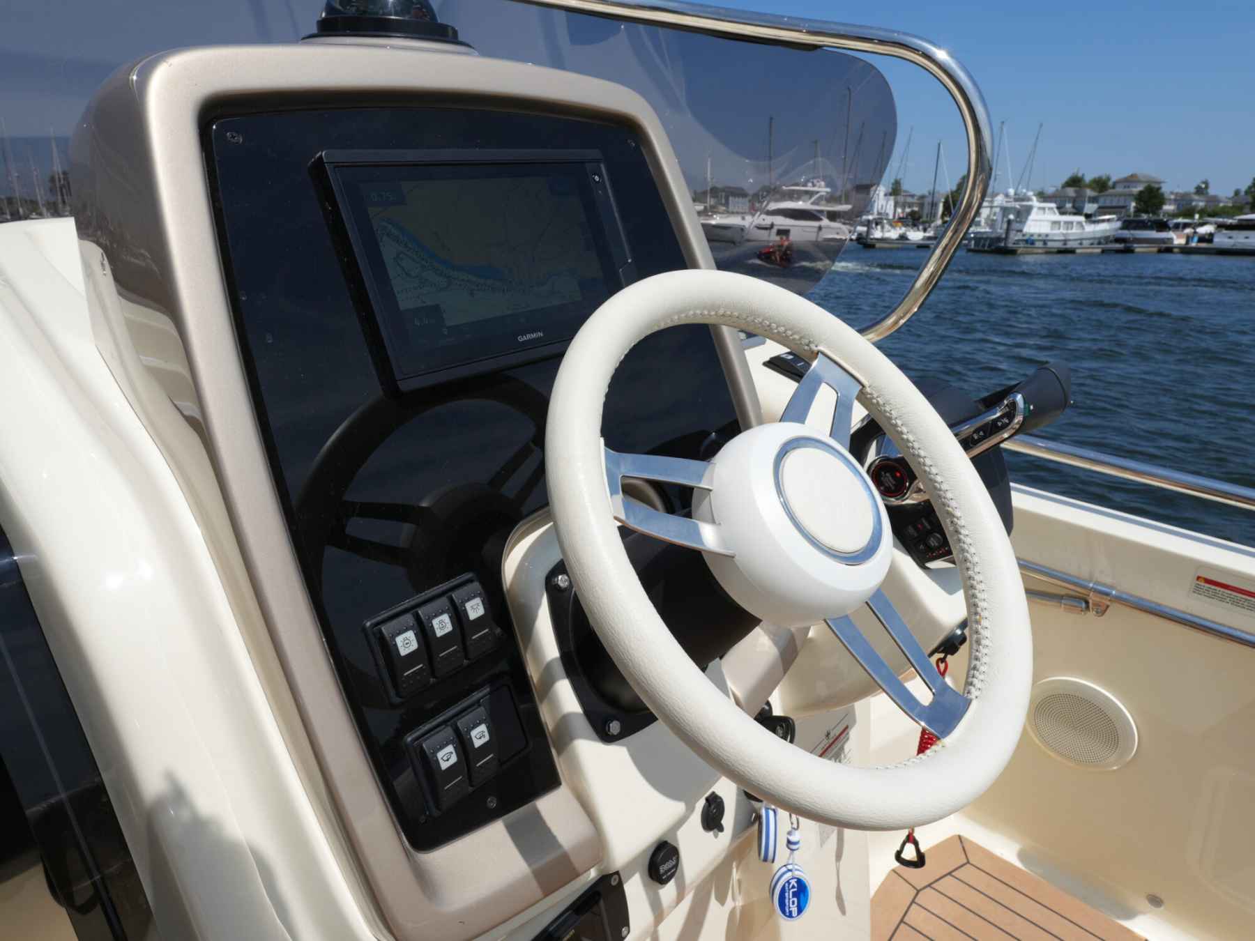 Motorboot Invictus 270 CX