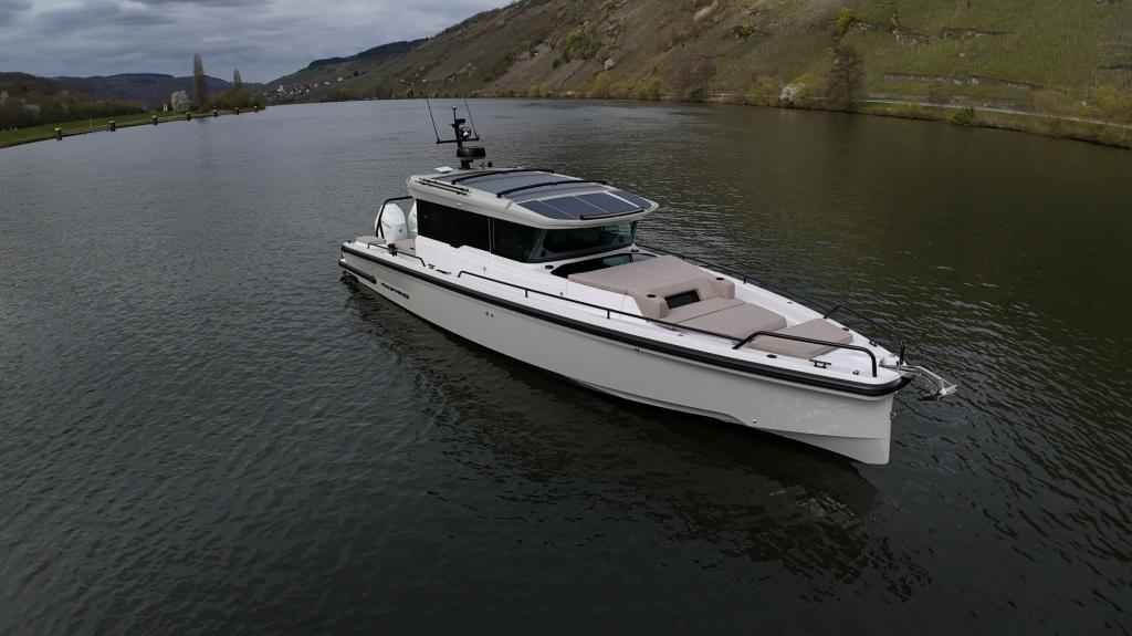 Motorboot Axopar 37 XC Cross Cabin
