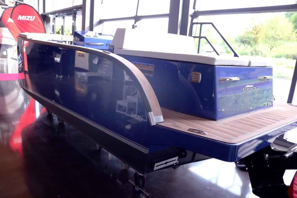Motorboot Futuro ZX22 mit Bodenseezulassung 200 PS Merc