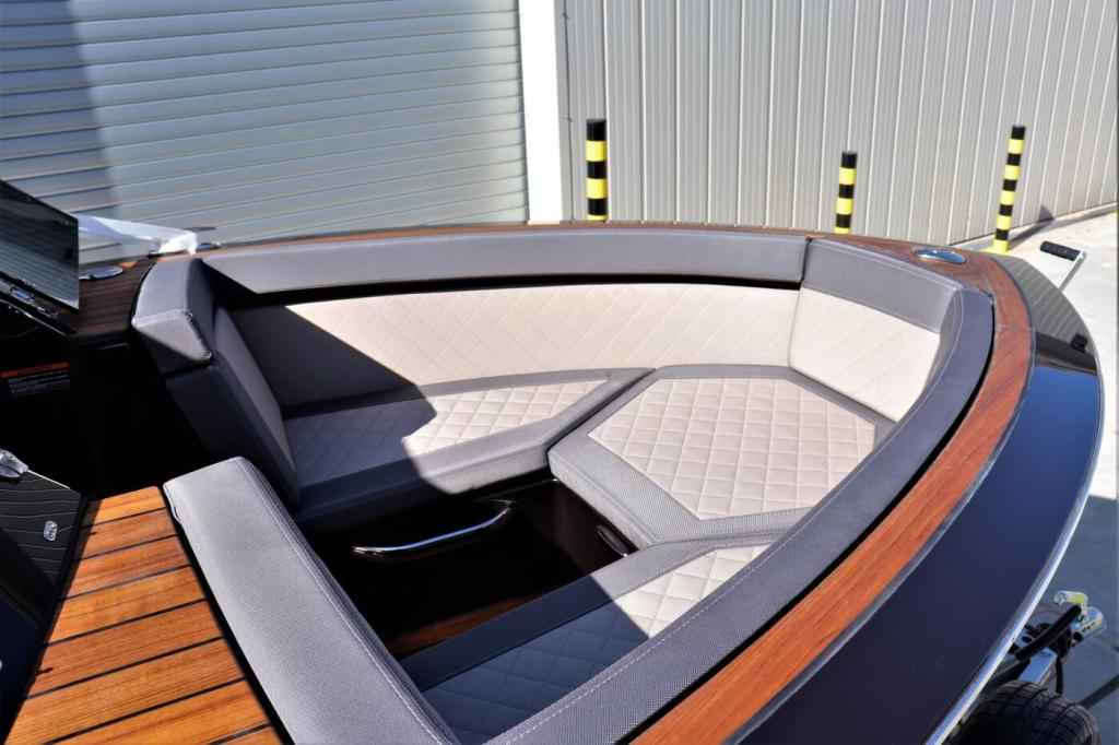 Motorboot VTS Boats Flying Shark 5.7 Bowrider