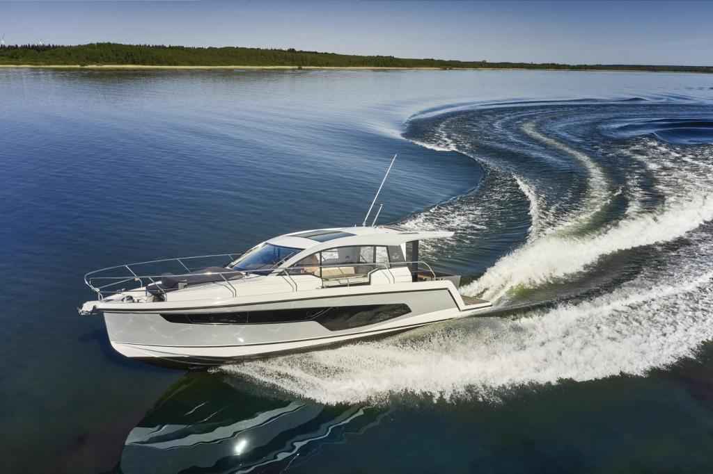 Motorboot Sealine C335