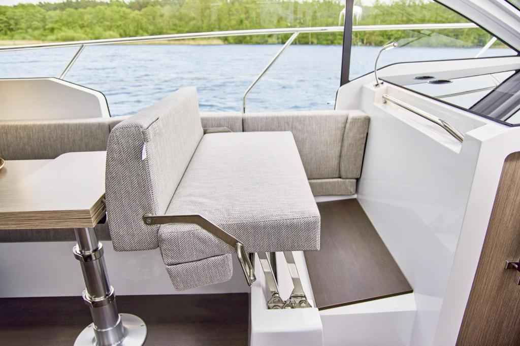 Motorboot Sealine C335