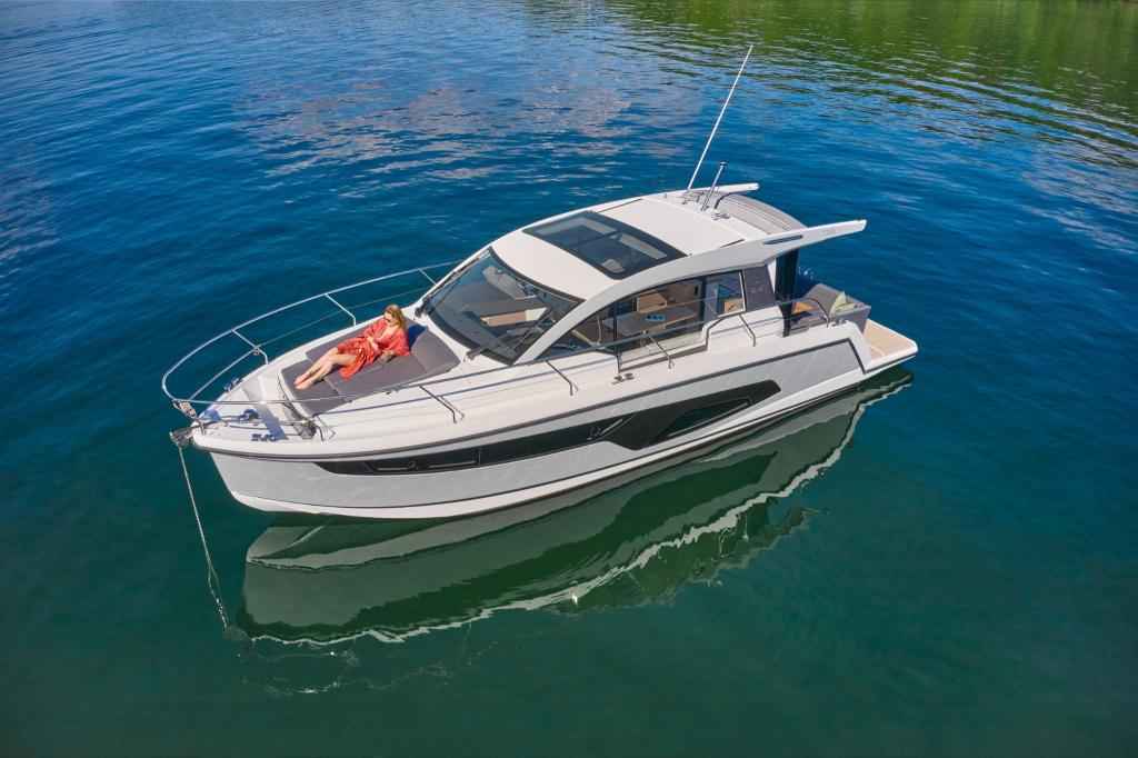 Motorboot Sealine C335