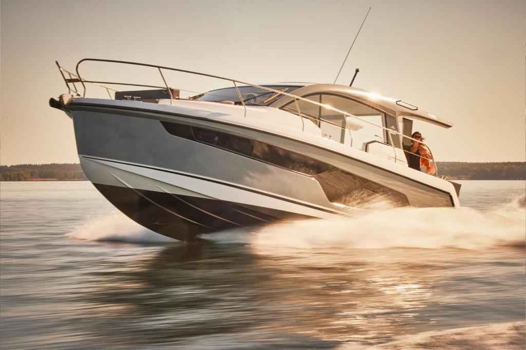 Motorboot Sealine C335
