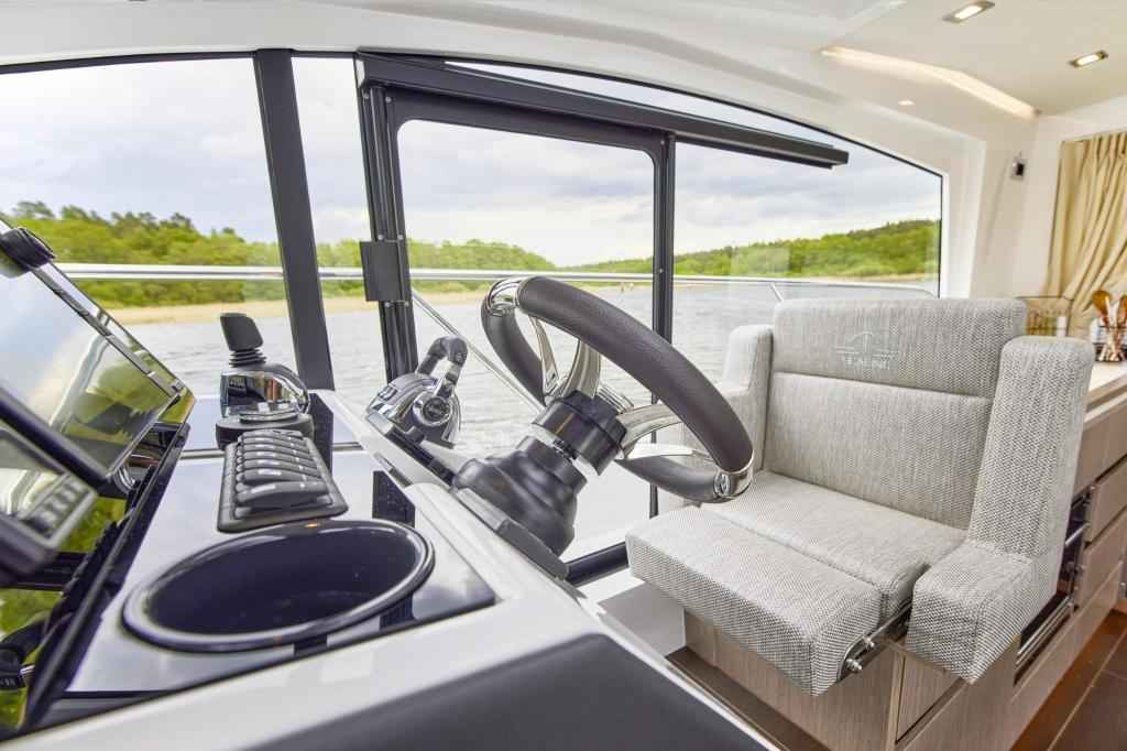 Motorboot Sealine C335