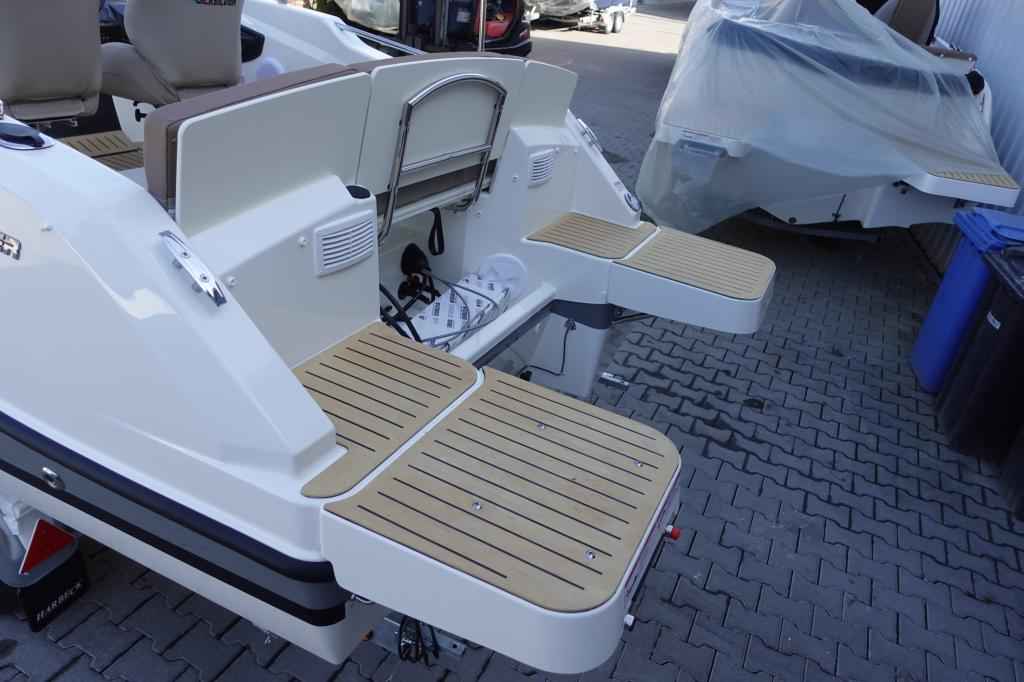 Motorboot Quicksilver Activ 555 Cabin & Trailer (auf Lager)