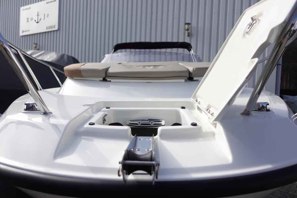 Motorboot Quicksilver Activ 555 Cabin & Trailer (auf Lager)