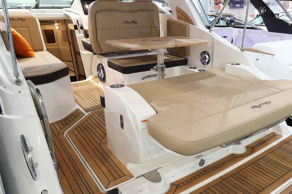 Motorboot Sea Ray Sundancer (DAE) 265 & Trailer (im Vorlauf)