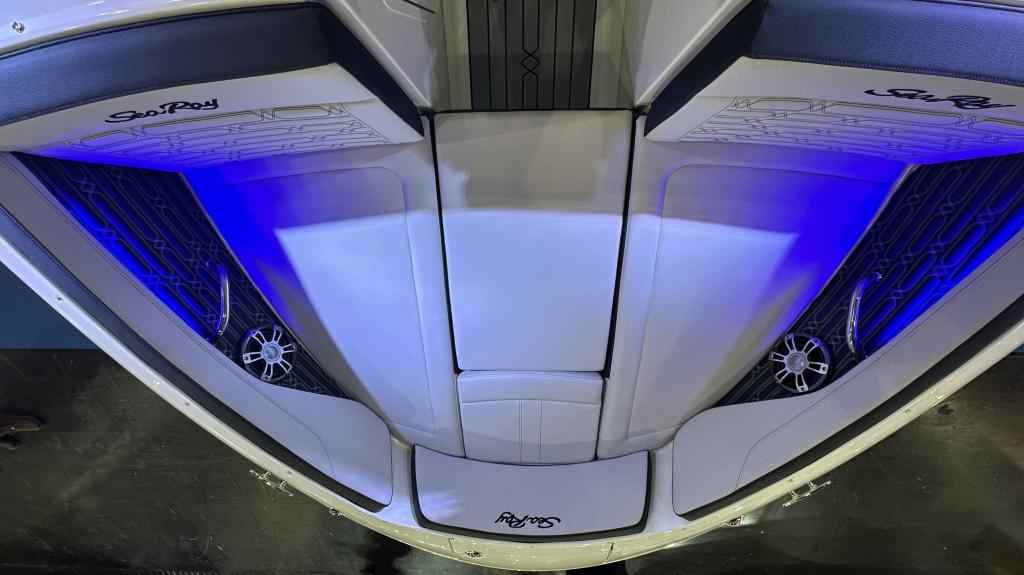 Motorboot Sea Ray SPXE 210 & Trailer (Lagerboot)