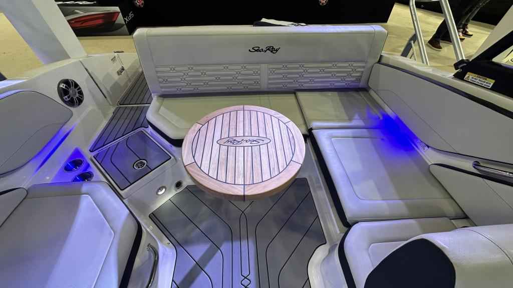Motorboot Sea Ray SPXE 210 & Trailer (Lagerboot)