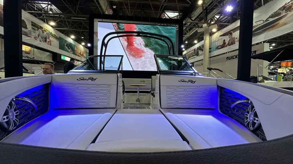Motorboot Sea Ray SPXE 210 & Trailer (Lagerboot)