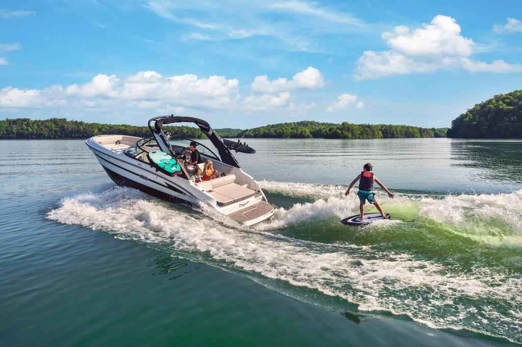 Motorboot Sea Ray SDX230E SURF & Trailer mit LIEGEPLATZ (NEU auf Bestellung)