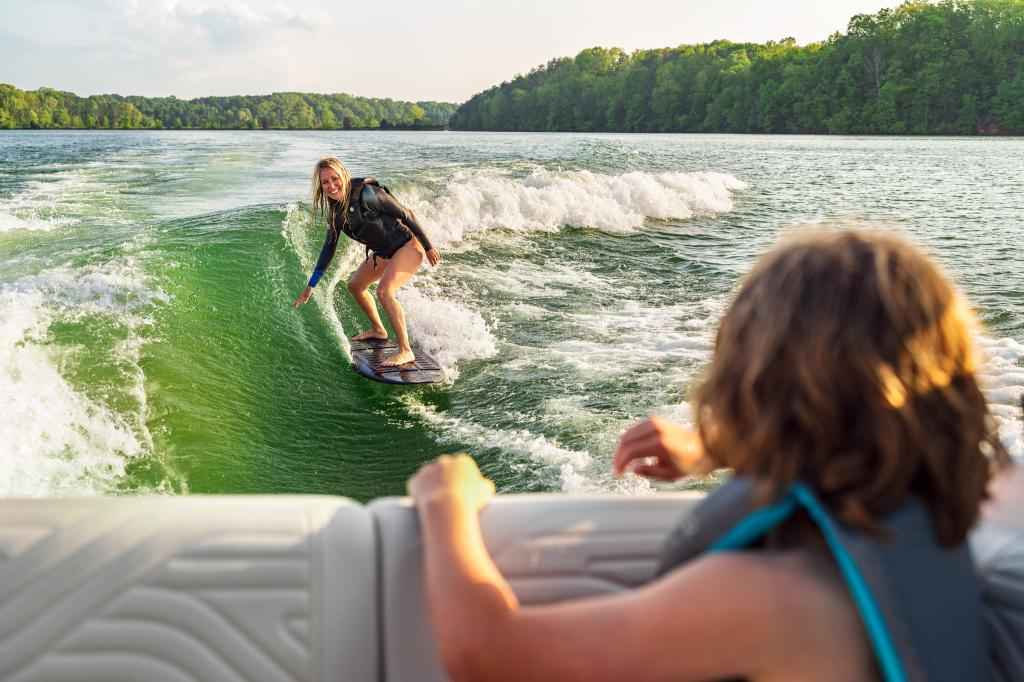 Motorboot Sea Ray SDX230E SURF & Trailer mit LIEGEPLATZ (NEU auf Bestellung)