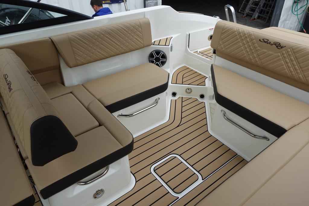 Motorboot Sea Ray SDX250E & Trailer mit LIEGEPLATZ (Lagerboot)