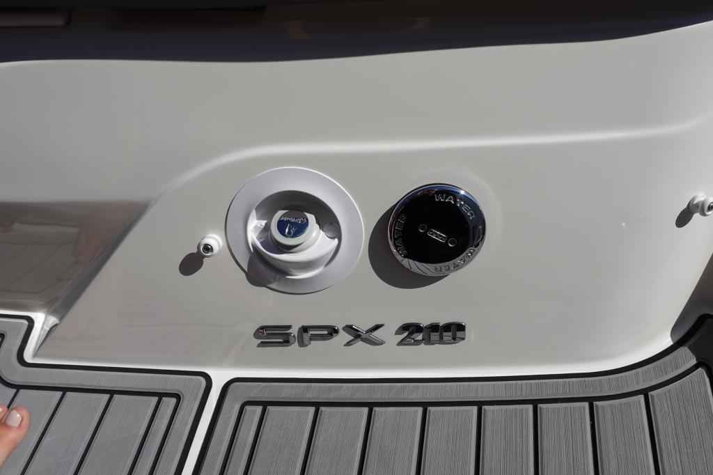 Motorboot Sea Ray SPXE 210 & Trailer (1. Hand)