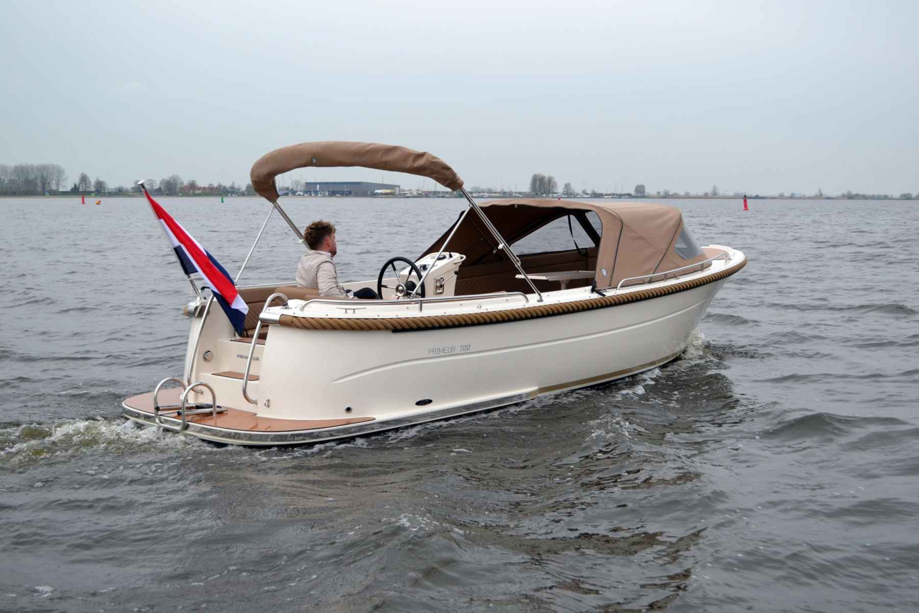 Motorboot PRIMEUR 700 Sloep
