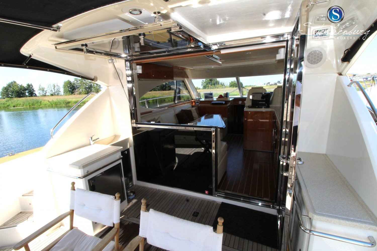 Motorboot Rivièra 4700 Sport Yacht