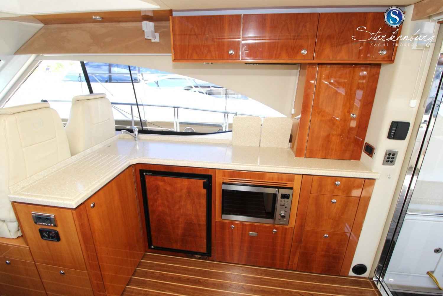 Motorboot Rivièra 4700 Sport Yacht
