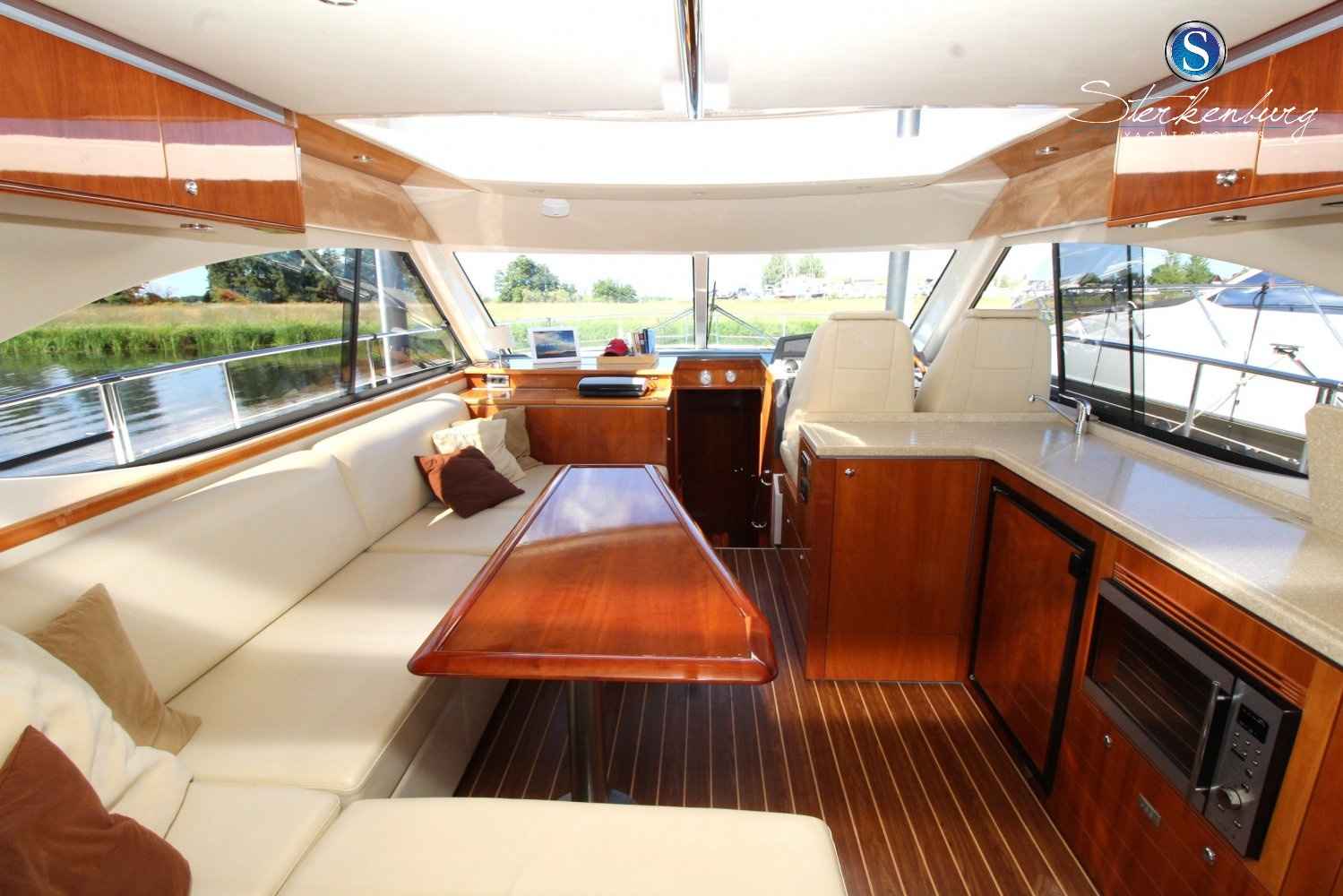 Motorboot Rivièra 4700 Sport Yacht