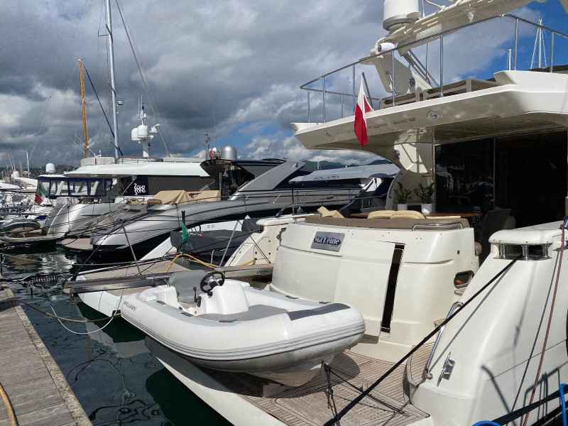 Motorboot Dominator 680 Fly