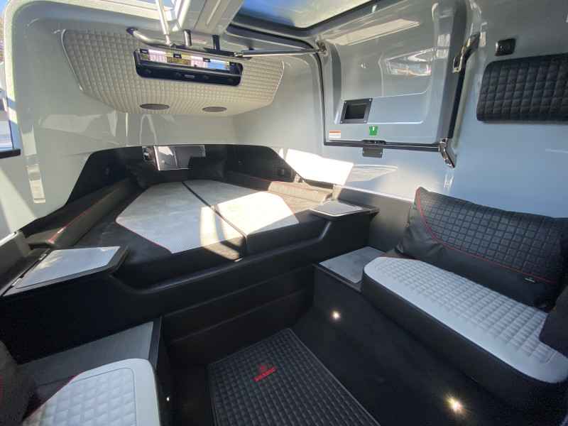 Motorboot Axopar Brabus Shadow 900 Cross Cabin