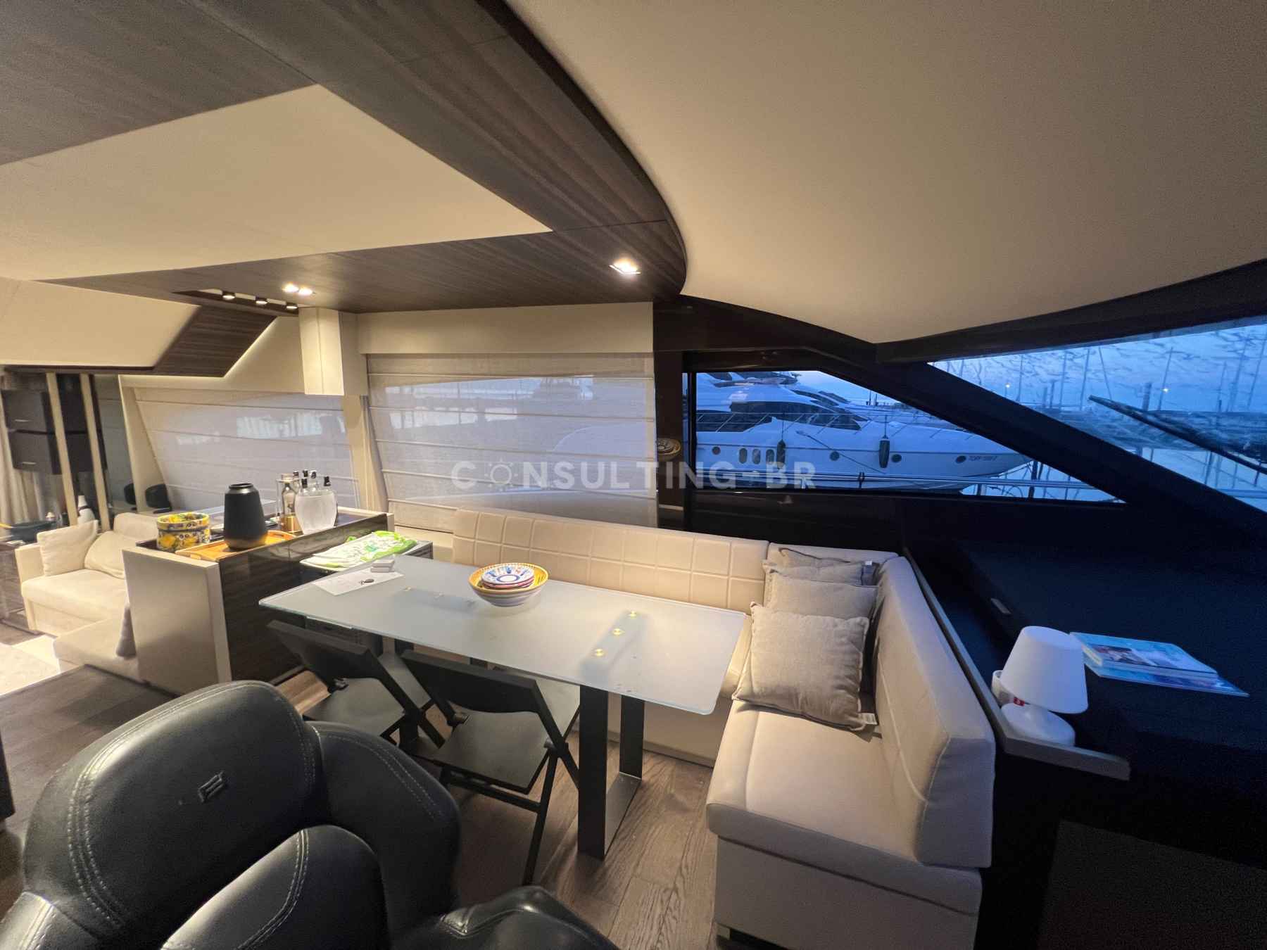 Motorboot Ferretti 670 Fly
