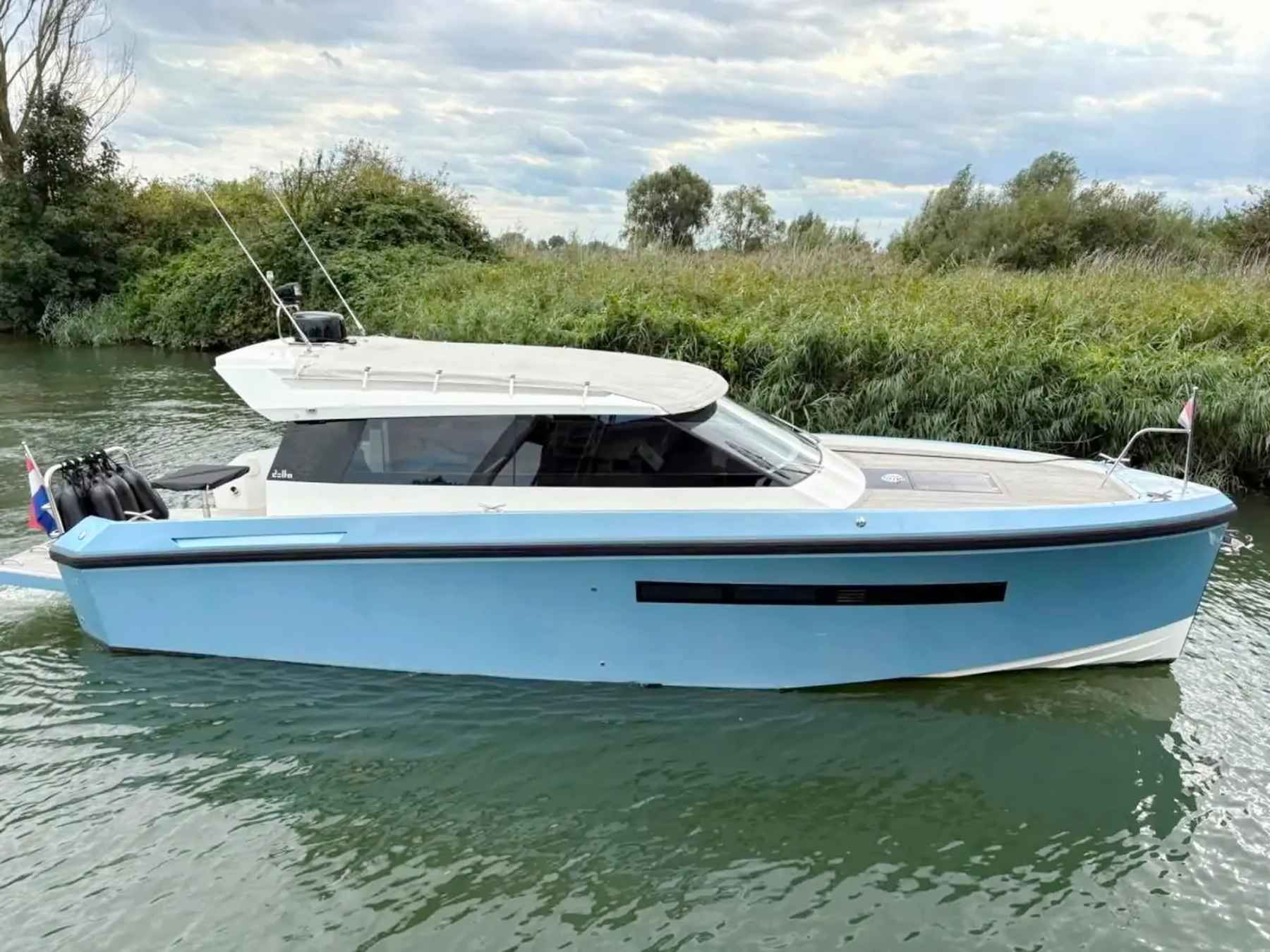 Motorboot Delta 33 Coupe