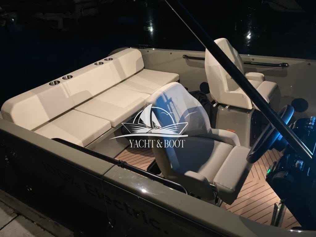 Motorboot X-Shore 1
