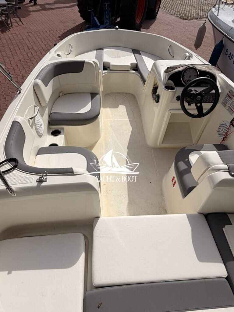 Motorboot Bayliner e16